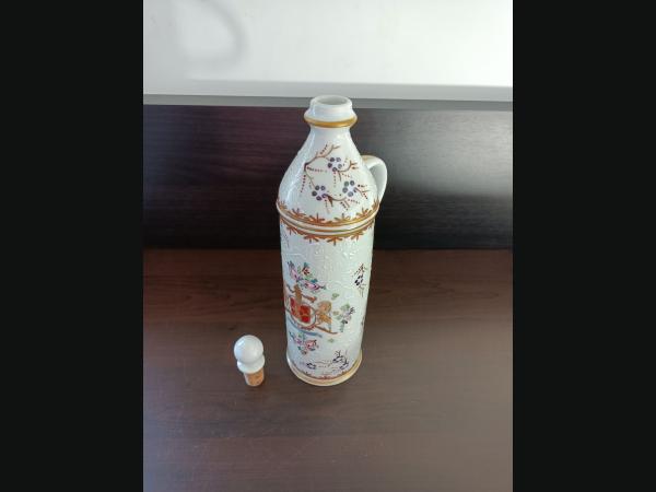 Bouteille pour alcool en porcelaine , bouchon en liège , décor main en relief.