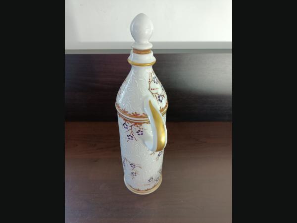 Bouteille pour alcool en porcelaine , bouchon en liège , décor main en relief.
