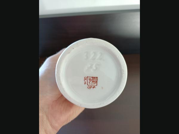 Bouteille pour alcool en porcelaine , bouchon en liège , décor main en relief.