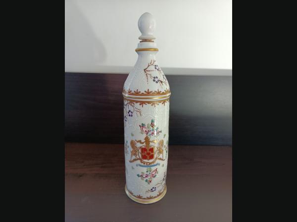 Bouteille pour alcool en porcelaine , bouchon en liège , décor main en relief.