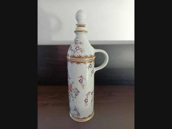 Bouteille pour alcool en porcelaine , bouchon en liège , décor main en relief.
