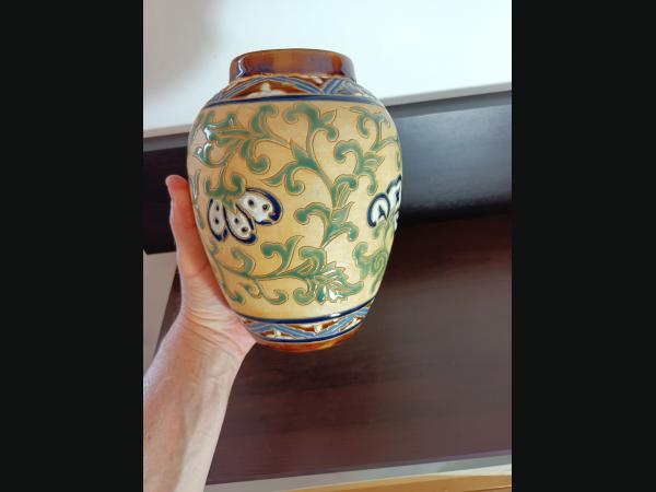 Vase en faïence à décor floral en émaux. Hauteur 21 cm.