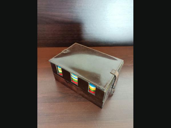 Coffret bois et imitation cuir, avec jetons, 2 jeux de 54 cartes Grimaud et dés.