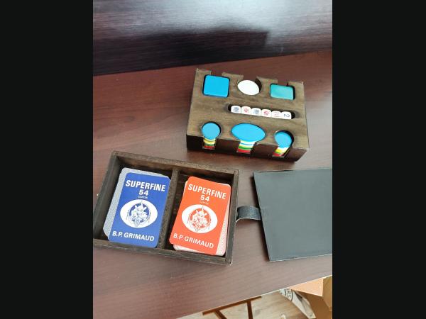 Coffret bois et imitation cuir, avec jetons, 2 jeux de 54 cartes Grimaud et dés.