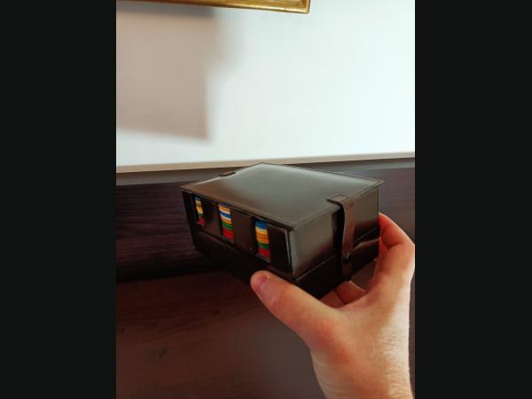 Coffret bois et imitation cuir, avec jetons, 2 jeux de 54 cartes Grimaud et dés.