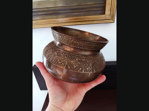 Ancien bassin oriental deux tons, en cuivre épais , décor de frises ciselées.