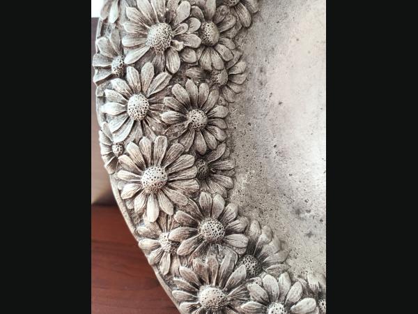 Ancienne assiette en étain ,Royal Pewter ,superbe décor de pâquerettes.