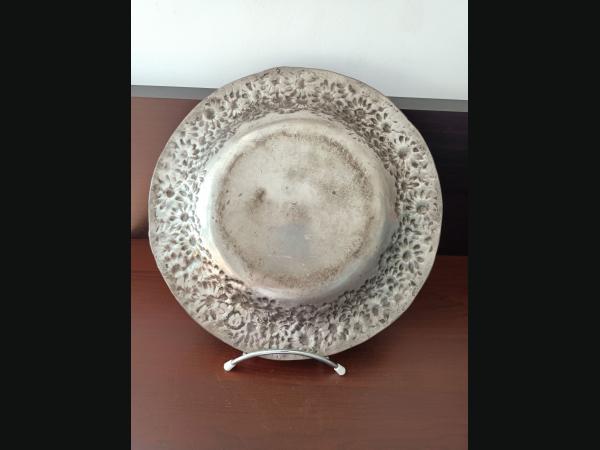 Ancienne assiette en étain ,Royal Pewter ,superbe décor de pâquerettes.