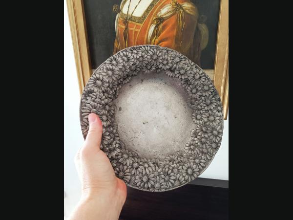 Ancienne assiette en étain ,Royal Pewter ,superbe décor de pâquerettes.