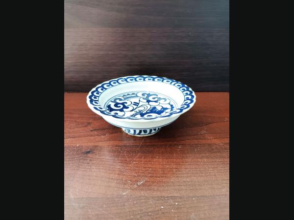 Ancienne petite coupelle asiatique sur pieds-douche bleu blanc, décor de dragon.