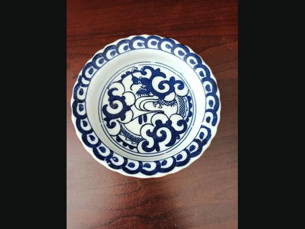 Ancienne petite coupelle asiatique sur pieds-douche bleu blanc, décor de dragon.