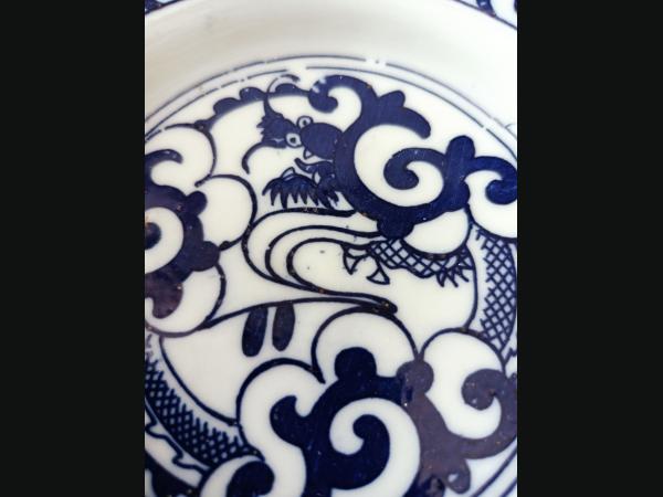 Ancienne petite coupelle asiatique sur pieds-douche bleu blanc, décor de dragon.
