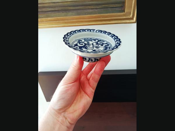 Ancienne petite coupelle asiatique sur pieds-douche bleu blanc, décor de dragon.