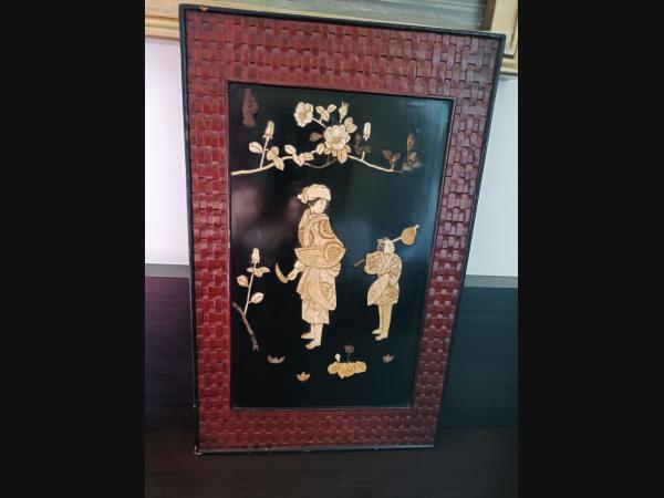 Début 20e siècle , tableau en bois laqué asiatique, avec marqueterie d os.