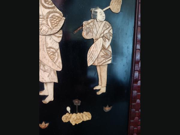 Début 20e siècle , tableau en bois laqué asiatique, avec marqueterie d os.