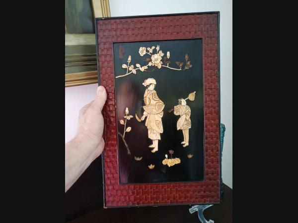 Début 20e siècle , tableau en bois laqué asiatique, avec marqueterie d os.