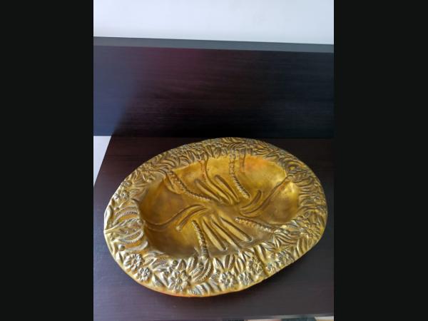 Fin 19e début 20e siècle , pour ce plat ovale en laiton repoussé, décor floral.