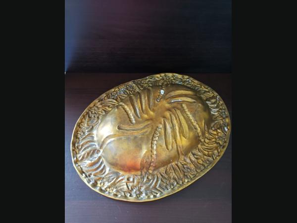 Fin 19e début 20e siècle , pour ce plat ovale en laiton repoussé, décor floral.