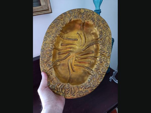 Fin 19e début 20e siècle , pour ce plat ovale en laiton repoussé, décor floral.