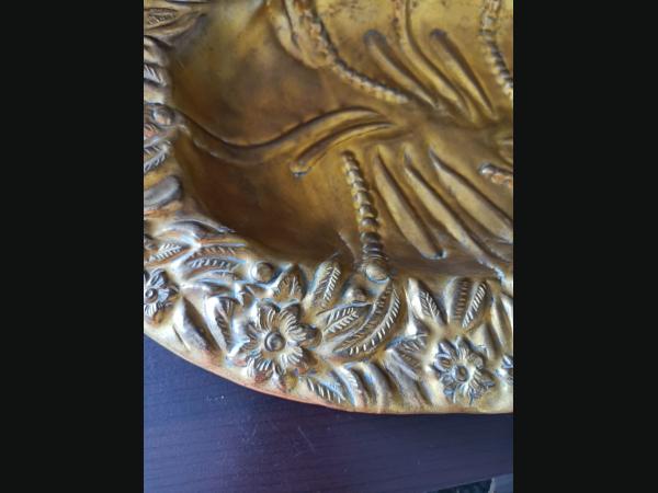 Fin 19e début 20e siècle , pour ce plat ovale en laiton repoussé, décor floral.