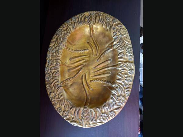 Fin 19e début 20e siècle , pour ce plat ovale en laiton repoussé, décor floral.