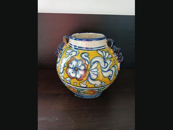 Vase , poterie Talavera (Mexique) des années 1950 avec poignées en ruban.