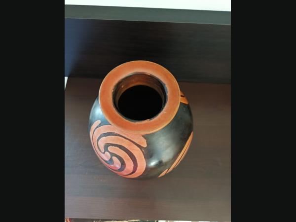 Superbe vase de créateur originaire du Pérou, années 1970 , décor de soleils.