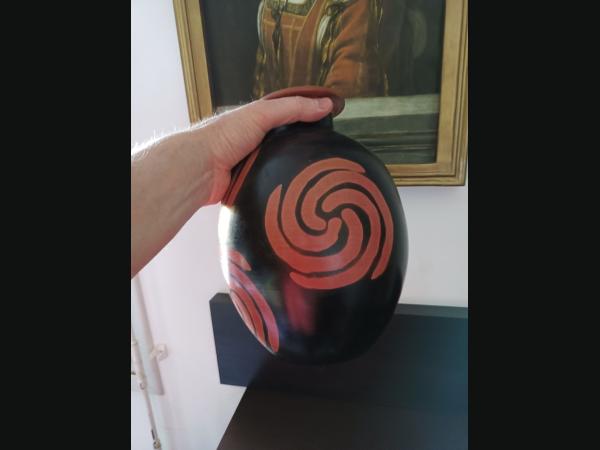 Superbe vase de créateur originaire du Pérou, années 1970 , décor de soleils.