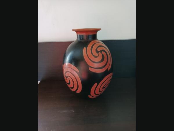 Superbe vase de créateur originaire du Pérou, années 1970 , décor de soleils.