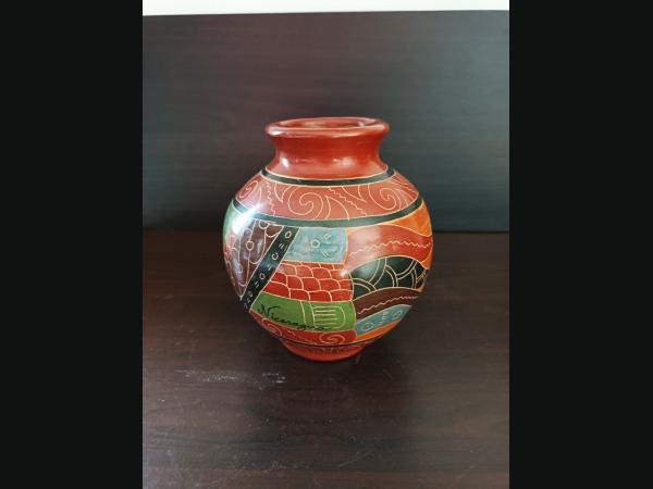 Petit vase en céramique issu de l'artisanat du Nicaragua ,décor traditionnel.