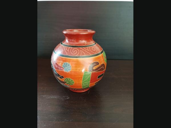 Petit vase en céramique issu de l'artisanat du Nicaragua ,décor traditionnel.