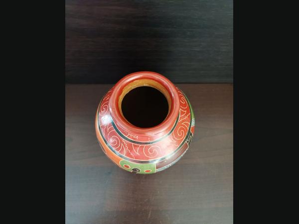 Petit vase en céramique issu de l'artisanat du Nicaragua ,décor traditionnel.