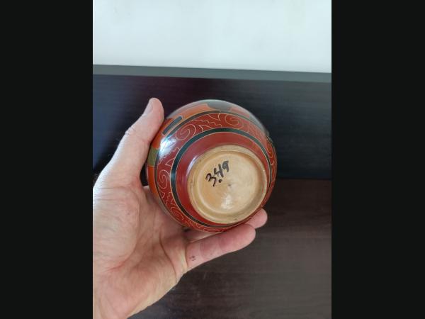 Petit vase en céramique issu de l'artisanat du Nicaragua ,décor traditionnel.