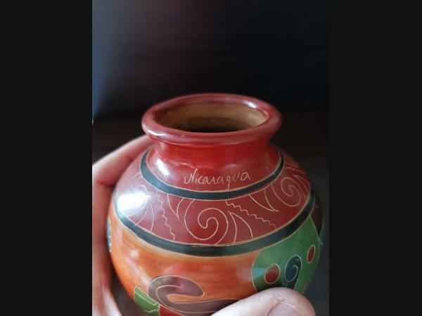 Petit vase en céramique issu de l'artisanat du Nicaragua ,décor traditionnel.