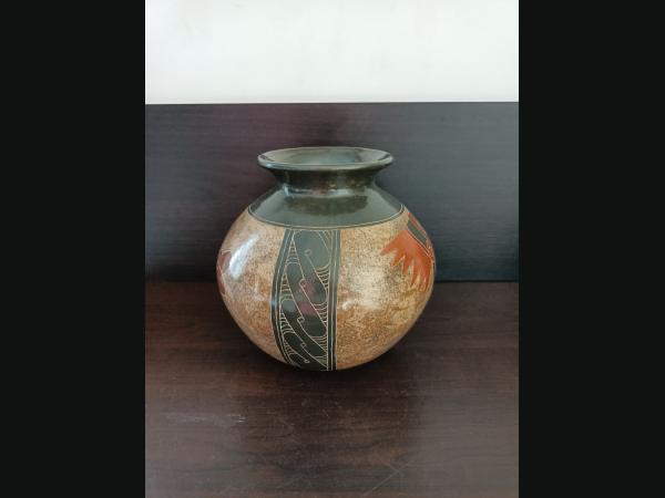 Superbe vase du Nicaragua (San Juan de Oriente), signé , travail exceptionnel.
