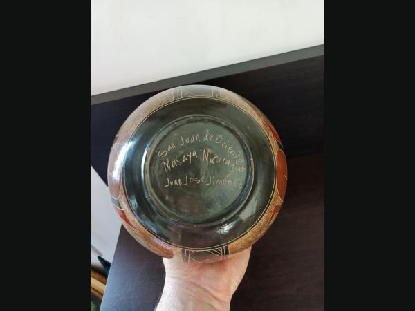 Superbe vase du Nicaragua (San Juan de Oriente), signé , travail exceptionnel.