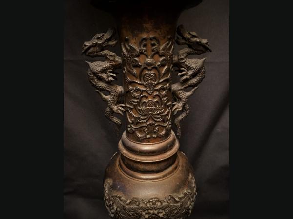 Vase tripode en bronze