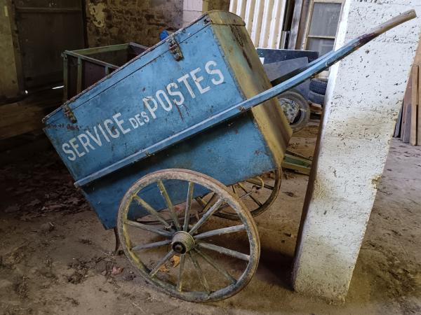 Char à bras ancien de La Poste
