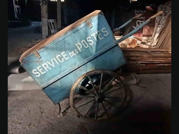 Char à bras ancien de La Poste
