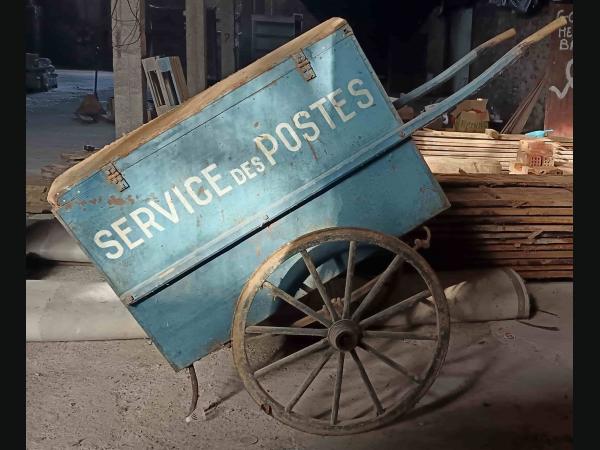 Char à bras ancien de La Poste