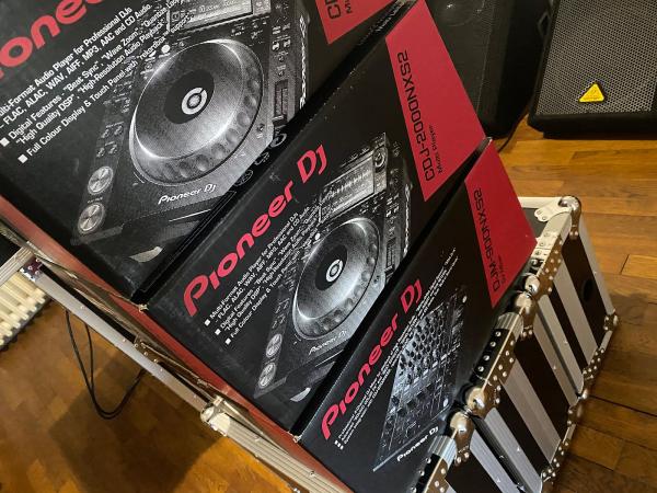 2 CDJ 2000 Pioneer et 1 DJM 900 Nexus