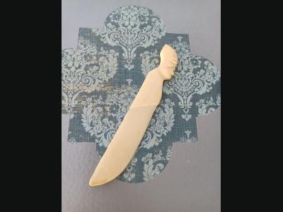 Ancien coupe papier , ouvre lettre , sculpté , couleur ivoire.