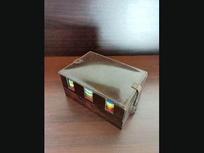 Coffret bois et imitation cuir, avec jetons, 2 jeux de 54 cartes Grimaud et dés.