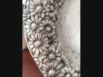 Ancienne assiette en étain ,Royal Pewter ,superbe décor de pâquerettes.