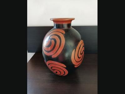 Superbe vase de créateur originaire du Pérou, années 1970 , décor de soleils.