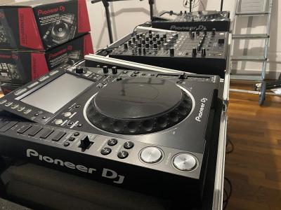 2 CDJ 2000 Pioneer et 1 DJM 900 Nexus